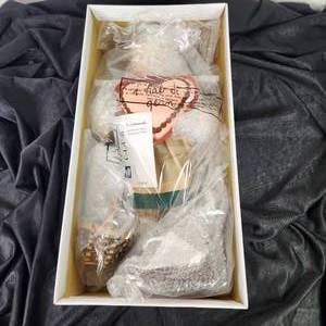 lot 20 image: Hummel Figurine #52323 Valentine Gift Hum 524 New Open Box