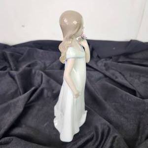 lot 23 image: LLADRO A Special Occasion Figurine 01008213 8 34 Tall