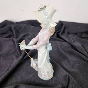 lot 24 image: LLADRO 07618 Garden Song Figurine Retired