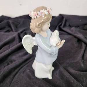 lot 26 image: LLADRO 010.06856 Heavenly Love Figurine With Original Box