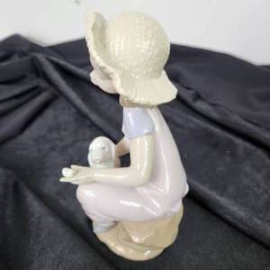 lot 27 image: LLADRO 06680 Friends Forever Figurine With Original Box