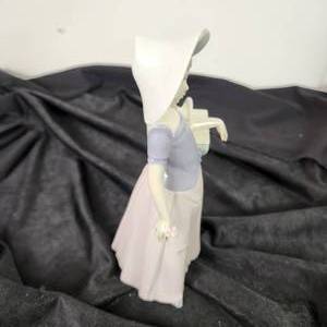 lot 28 image: LLADRO 06489 Figurine Tailor Made With Original Box