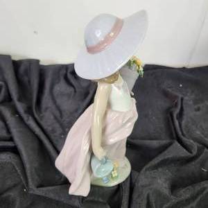 lot 34 image: LLADRO 07676 A Wish Come True Figurine Great Condition