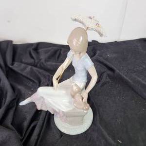 lot 35 image: LLADRO 07612 Picture Perfect Figurine Good Condition