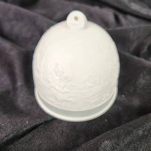 lot 41 image: LLADRO 17616 Winter Bell Blue Ribbon New Open Box