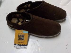 Mens Muk Luks size 12 Slippers - Chocolate