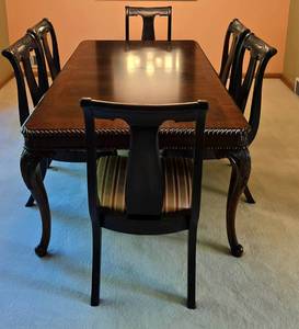 lot 1 image: Gorgeous Expandable Dining Set