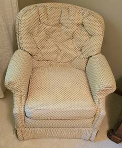 lot 21 image: Vintage Upholstered Accent Chair