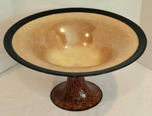 lot 7 image: Michael Cohn and Molly Stone Athena Art Glass Pedestal Bowl
