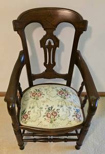 lot 23 image: Vintage Wooden Occasional Chair