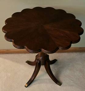 lot 26 image: Vintage Scalloped Edge Side Table