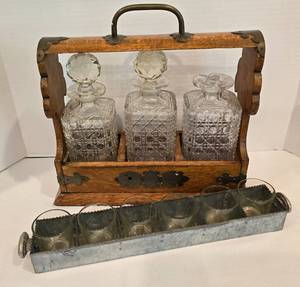 lot 44 image: Vintage Oak Tantalus with Crystal Decanters and More