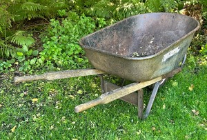 lot 51 image: True Temper Stable Pour Wheelbarrow