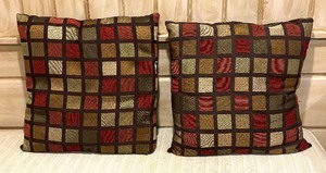 lot 61 image: Four Decorative Accent Pillows