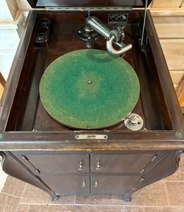lot 62 image: Antique Victorola Record Player