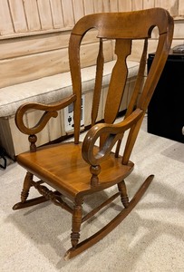 lot 67 image: Beautiful Vintage Wooden Rocking Chair