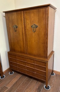 lot 10 image: Vintage Mid Century Modern Armoire