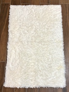 lot 77 image: Plush White Rug by Room Essentials