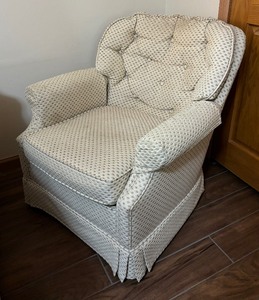 lot 81 image: Lovely Vintage Upholstered Chair