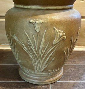 lot 82 image: Pretty Planter  Vase