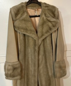 lot 94 image: Vintage Lilli Ann of London Coat