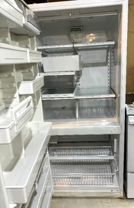 lot 15 image: Amana Refrigerator Freezer