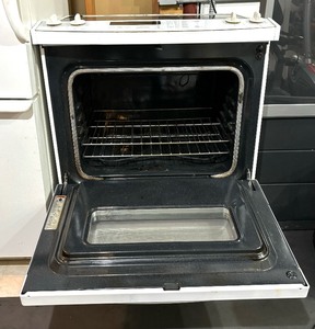 lot 16 image: Kitchen Aid Electric Stove
