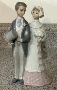 lot 18 image: Lladro Wedding Figurine 4808