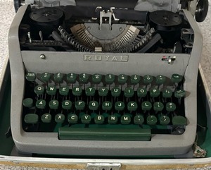 lot 171 image: Vintage Typewriter by Royal