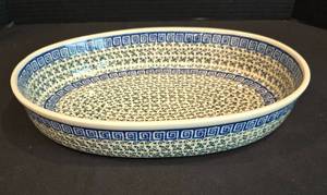 lot 131 image: Pretty Hand Made Polish Pottery Oval Serving Dish