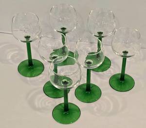 lot 147 image: Stunning Vintage Emerald Green French Luminarc Stemware