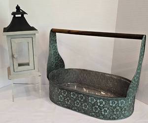 lot 208 image: Super Cute Home Decor