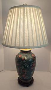 lot 219 image: Pretty Porcelain Asian-Inspired Table Lamp