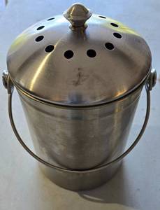 lot 261 image: Countertop Compost Bin & Accessories
