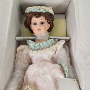 Court Of Dolls Porcelain Elizabeth & Betsy 9025000