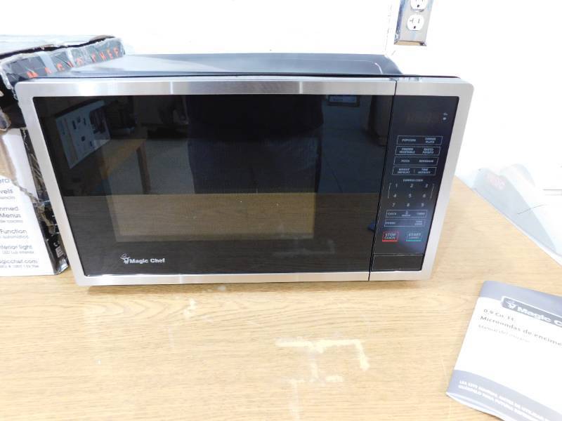 lot 11 image: Magic Chef 0.9 cu. ft. 900-Watt Countertop Microwave in Stainless Steel