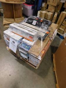lot 7 image: Misc Pallet of Flooring.