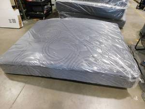 lot 44 image: Queen Mattress 10 inches thick