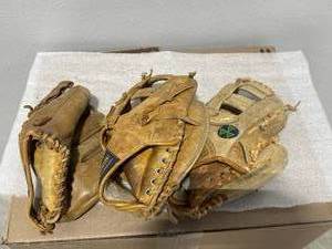 lot 48 image: Vintage Baseball Glove Lot