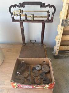 lot 85 image: Antique Howe Scale 4047 with Weights
