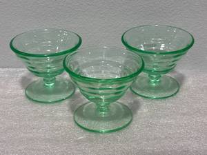 lot 87 image: Lot of 3 Uranium Glassware