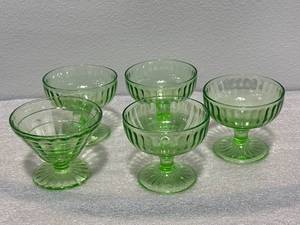 lot 88 image: Lot of 5 Uranium Glassware