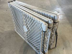 lot 94 image: Plastic Extendable Gate 26 Tall