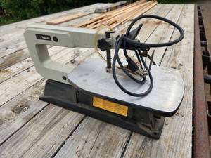 lot 15 image: Makita Scroll Saw