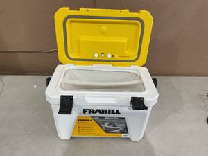 lot 363 image: Frabill Magnum Bait Station 19 Quart Live Bait Well