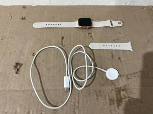lot 45 image: Apple Watch SE 40mm GPS  Cellular Gold Aluminum Case