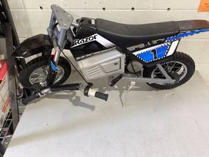 lot 548 image: Razor Dirt Rocket MX350 - Black 24V Electric-Powered Bike