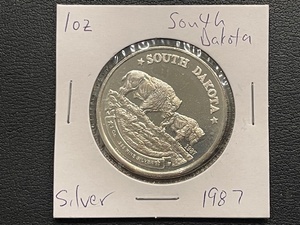 lot 15 image: 1 Ounce .999 Fine Silver Round 1987 South Dakota
