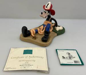 lot 20 image: WDCC Mickeys Fire Brigade Limited Edition (GOOFY) All Wrapped Up 11512002
