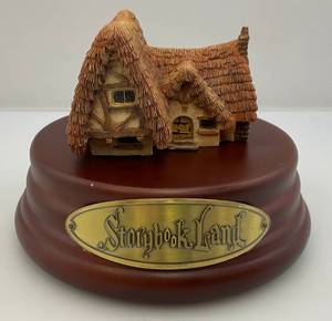 lot 23 image: Snow White And The Seven Dwarfs Storybook Land Cottage Replica  Limited Edition Of 1,000 Lights Up (WORKS)
